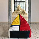 Fabriqué en Italie, dans un « éco-cuir », le pouf de Mathi Design s’invite aussi bien dans les intérieurs classiques que contemporains, grâce à son design, inspiré par Mondrian. De quoi plonger dans l’univers de l’artiste.