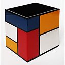 Avec le cachet de la Fondation Mondrian, Arteum développe un mobilier à l’effigie des compositions de Mondrian. En bois laqué, cette corbeille permet de jeter ses papiers avec un certain raffinement.