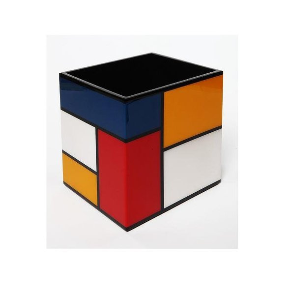 Avec le cachet de la Fondation Mondrian, Arteum développe un mobilier à l’effigie des compositions de Mondrian. En bois laqué, cette corbeille permet de jeter ses papiers avec un certain raffinement.