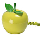« Ceci n’est pas une pomme verte », comme aurait pu l’intituler Magritte, dissimule un téléphone de la Chaise Longue. Avec sa forme appétissante, il devient l’illusion idéale pour une ambiance surréaliste.