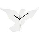 Déployant ses larges ailes, l’oiseau de Magritte s’envole également dans l’étendue infinie du ciel. L’horloge murale de la Chaise Longue reprend le motif, comme une invitation à la liberté.