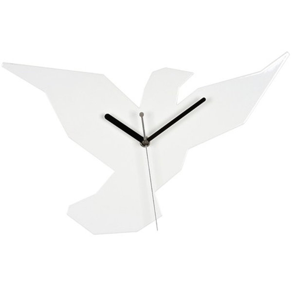 Déployant ses larges ailes, l’oiseau de Magritte s’envole également dans l’étendue infinie du ciel. L’horloge murale de la Chaise Longue reprend le motif, comme une invitation à la liberté.