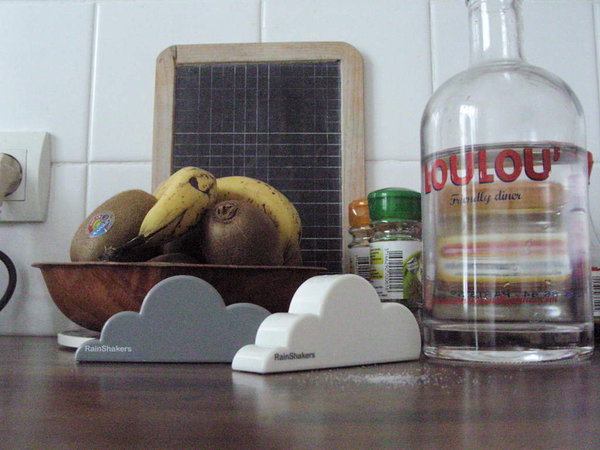 Ces créations de Sooda Mayer, proposées par Hansel et Gretel, sont de jolies salière et poivrière « Rainshakers ». Comme leur nom l’indique, il suffit de faire pleuvoir sur son assiette, pour parfumer son repas.