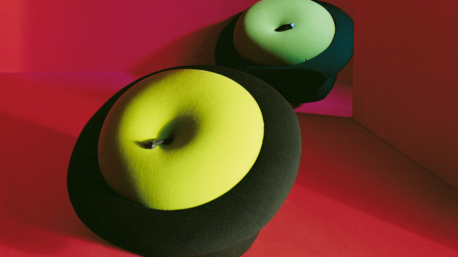 Ce fauteuil de Sebastian Matta est un hommage à l’œuvre de Magritte,  dans une composition inattendue de la pomme verte avec le chapeau melon. Une invitation voluptueuse à la détente chez l’éditeur Oxo.