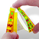 La robe est découpée puis enroulée et pliée.