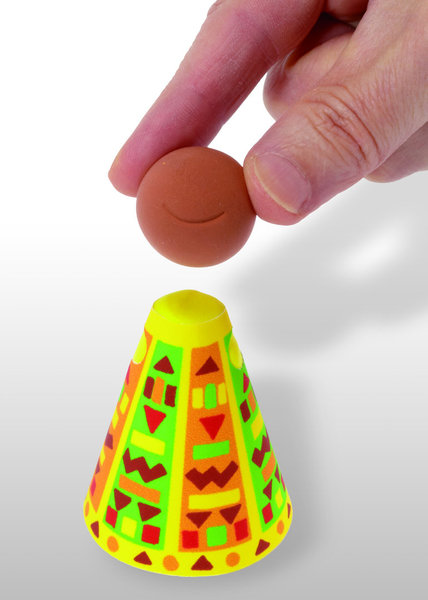 Après avoir glisser une boule de pâte à l'intérieur, on fixe une boule de pâte pour la tête.