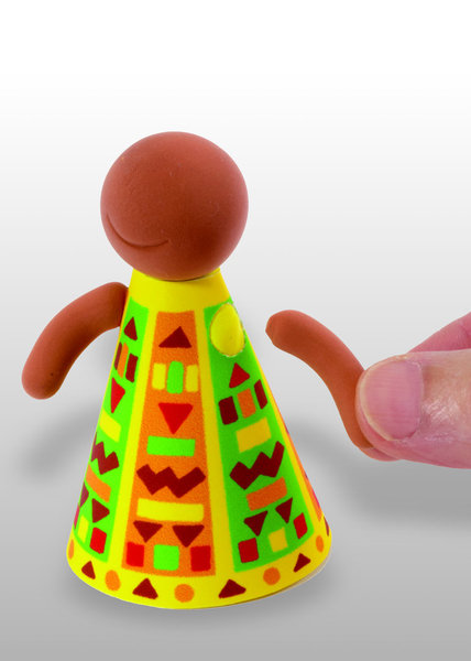 Modelage des bras et assemblage sur la boule de pâte intérieure.