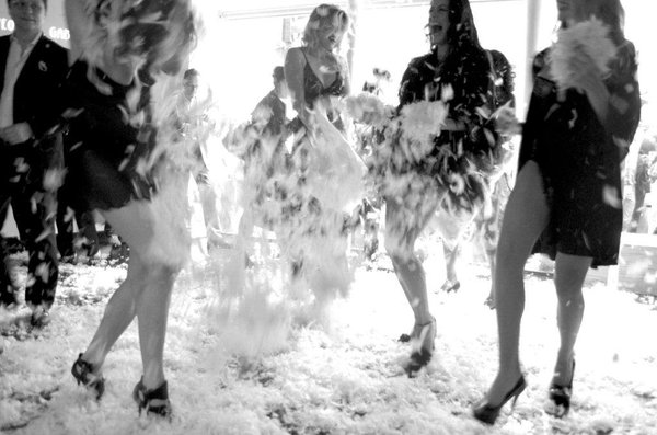 Pour l’ouverture de son showroom parisien, Savoir Bed n’a pas hésité à voir les choses en gros, avec l’organisation d’une bataille générale de coussins. Comme quoi un lit ne sert pas uniquement à aller se coucher.