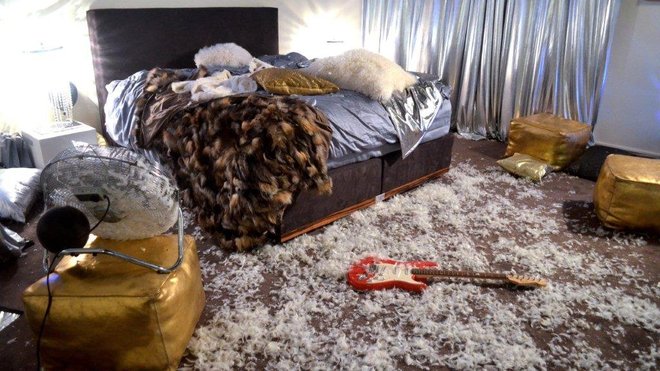 Digne d’une suite d’hôtel, les lieux du rendez-vous se sont métamorphosés sous l’égide d’une envolée de plumes, comme un rappel au confort que procure le matelas Savoir Beds.