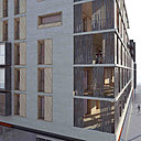 La façade du bâtiment joue sur la sobriété, où les ouvertures sur l’extérieur sont présentées sous forme de cadres en bois. Les balcons sont équipés d’occultation coulissante, qui permet d’apporter du rythme, par le jeu des ombres et de la lumière.