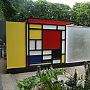 Didier Danet réalise une installation, destinés à offrir un tableau de Mondrian à échelle humaine, pour l’extérieur de la maison. Les carrés de couleurs viennent s’habiller de végétaux, comme une promenade au cœur même de l’œuvre.
