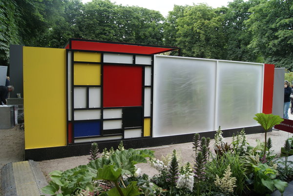 Didier Danet réalise une installation, destinés à offrir un tableau de Mondrian à échelle humaine, pour l’extérieur de la maison. Les carrés de couleurs viennent s’habiller de végétaux, comme une promenade au cœur même de l’œuvre.