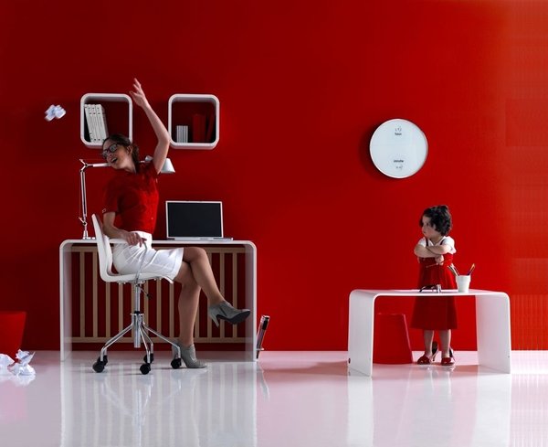 Débarrassé de ses roues, le cadre de lit devient une grande étagère de près de deux mètres de haut. Be.be desk & be mini desk