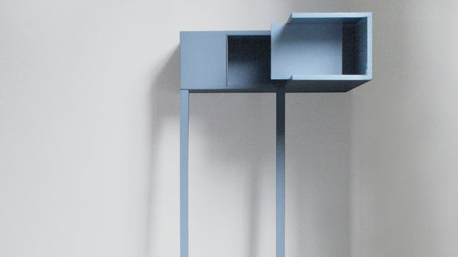 Meuble hybride qui crée un plein pour remplir un vide, l’étagère de Marie Dessuant s’installer dans l’angle d’une pièce. Comme une obsession, les lieux intermédiaires, qui marquent une frontière, enrichissent la créativité de la designer.