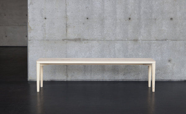 Dessiné pour Nikari, ce banc présente une simplicité de forme, qui met en valeur son matériau de fabrication, le bois. Attaché à la nature, Harri Koskinen aime travailler avec des matières nobles.