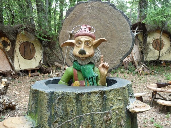 Lutins et esprits de la forêts apprennent aux enfants à connaître leur empreinte carbone et quelques conseils pour sauver la planète.