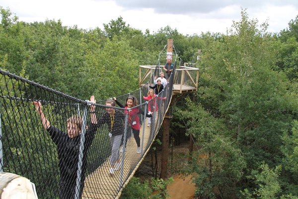 Un pont de singe surplombe l'abîme tandis qu'une canopée perchée à150 mètres de haut permet d'écouter la forêt respirer, chanter, transpirer.