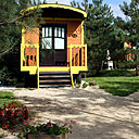 Près de 400 couchages originaux pour séjourner sur place: yourte mongole, isba russe, roulotte, cabane et maisons dans les arbres...