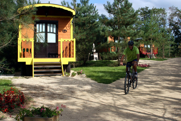 Près de 400 couchages originaux pour séjourner sur place: yourte mongole, isba russe, roulotte, cabane et maisons dans les arbres...