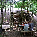 Un parc de loisirs totalement axé sur la découverte et la prise en compte de l'écologie à travers animations et parcours ludique, comme ici la maison des farfadets.