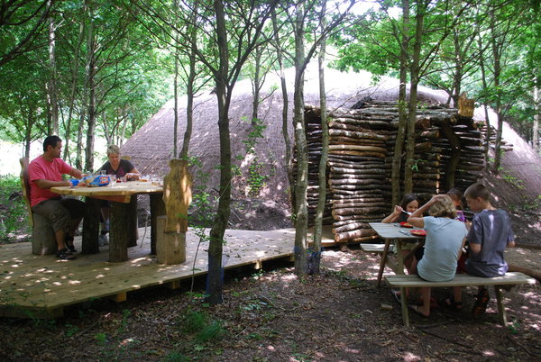 Un parc de loisirs totalement axé sur la découverte et la prise en compte de l'écologie à travers animations et parcours ludique, comme ici la maison des farfadets.