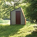Esthétique originale pour cette cabane en aluminium et bois de sapin naturel de haute qualité. L 200 x 150 x H 240 cm. Etagères intérieures incluses. Cabane Casette n°1. De Castelli. www.jardinchic.com