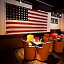 Ambiance made in USA au Play Off: murs en brique, drapeau Stars and Stripes...