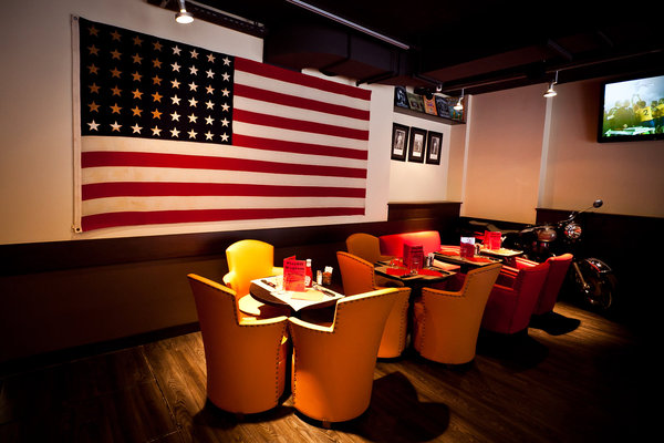 Ambiance made in USA au Play Off: murs en brique, drapeau Stars and Stripes...