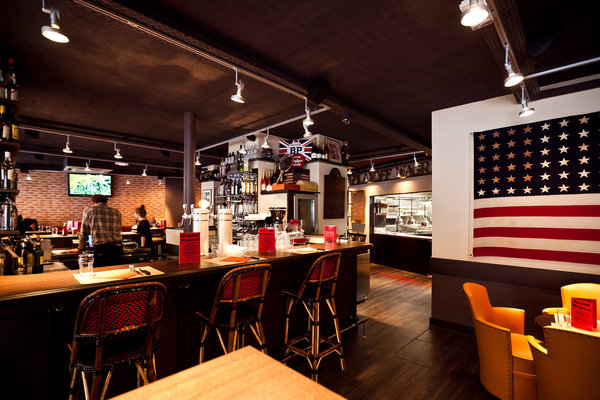 Les grands écrans ont été installés pour retransmettre les grands évènements sportifs.