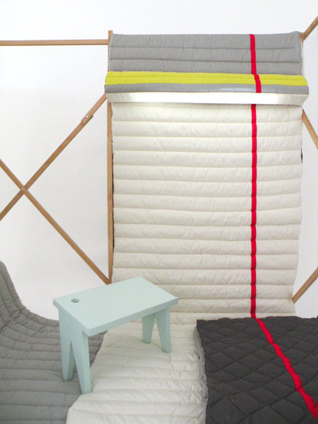 Autour du thème de la cabane, Marie Dessuant et Margaux Keller se réunissent, pour réaliser la « Soft Fold Cabane ». Il s’agit d’une construction éphémère, où le concept de temporalité prend tout son sens.