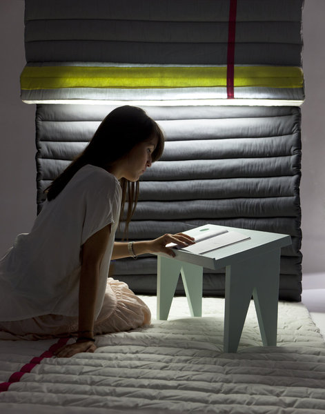 Pour s’échapper du quotidien, la « Soft Fold Cabane » permet de créer un espace intermédiaire, entre le public et l’intime. La lumière se diffuse avec douceur, pour accentuer l’effet cocooning de l’installation.