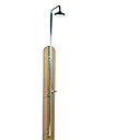 Une douche équipée d’un caillebotis en teck. Raccordement au tuyau d’arrosage, ce dernier pouvant être relié à un mitigeur. Diamètre 90 x H 207 cm. 1790 €. Douche Niagara. Tectona.