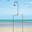 Une douche extérieure très design qui doit être fixée sur une chape en ciment pour être bien stable. Raccordement à un tuyau d’arrosage. Celui-ci peut être raccordé à un mitigeur pour avoir une eau à une température choisie. 90 x 90 x H 235 cm. En teck. Douche de jardin Delta. Design Inga Sempé. 1650 €. Tectona.