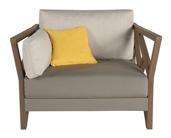 Conçu pour pouvoir s’installer à l’extérieur de la maison, ce fauteuil présente une structure en bois d’acacias massif, issu de l’Italie. Le designer inscrit le bois dans la démarche d’un respect à l’environnement. Chez Roche Bobois.