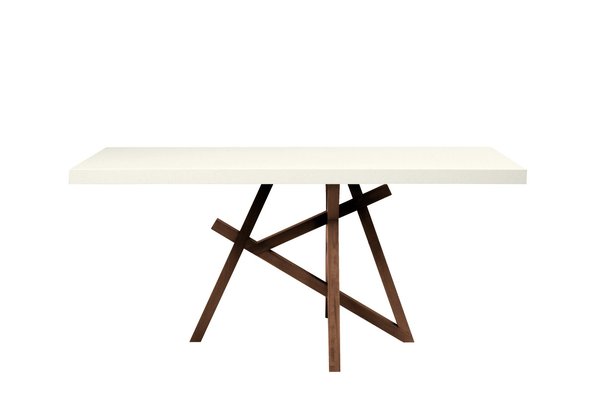 Réalisé avec élégance et modernité, cette console de Christophe Delcourt présente un piètement original, avec ce jeu de jambes graphiques. Une preuve que le bois peut se travaille avec un esprit épuré.