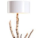 La lampe Völskar de Bleu Nature présente un pied en bouleau naturel, avec un abat-jour laqué, pour une douce lumière qui se diffuse comme sur un matin ensoleillé sur la banquise.