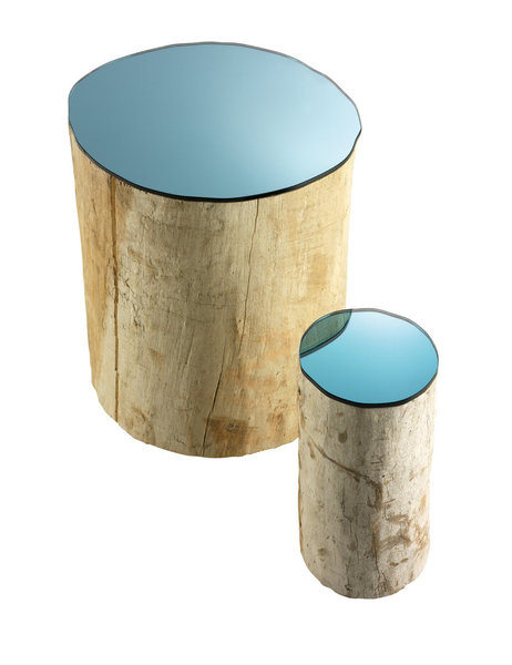 Le bois et le métal se conjuguent pour créer ces deux petits sets de Bleu Nature. Un rappel que le bois peut se concevoir dans sa monumentalité, en le travaillant en un seul bloc comme celui d’un tronc.