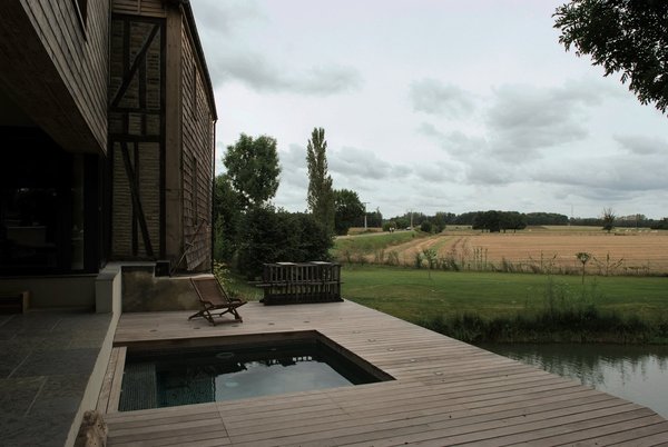 Une petite piscine qui a tout d’une grande ! Un petit carré de 2,80 m, à fond plat (1,45 m), avec un escalier banquette, qui procure de grands moments de détente et de bien-être. Architecte Cabinet Tequi-Pointeau. Réalisation Carré Bleu Piscine et Arrosage Dumont à Troyes.