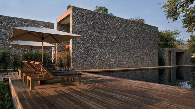 Effet ultra-contemporain pour cette piscine revêtue de noir qui fait scintiller l’eau. DEL.