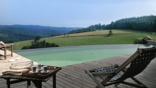 Associées à des micro-organismes, les plantes aquatiques spécifiques garantissent une eau cristalline. Baignades naturelles Bioteich.