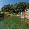 Lames d’eau, jets d’eau, gargouilles… Les piscines naturelles peuvent aussi être personnalisées. Baignades naturelles Bioteich.
