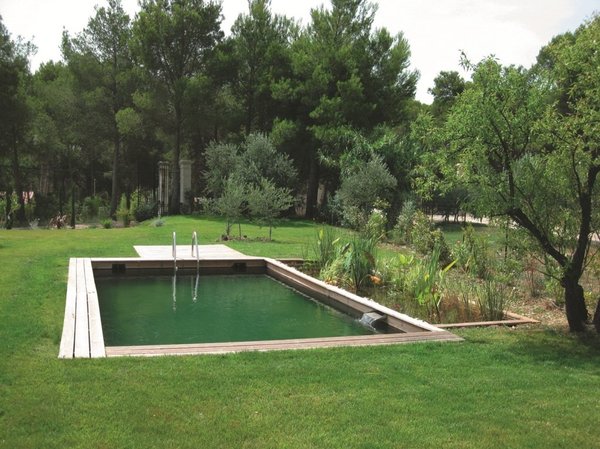 Formes contemporaines ou libres, tout est possible comme avec les piscines classiques. Aquatiss.