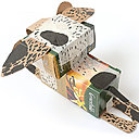 Vue de dos, la bête est négligemment allongée.