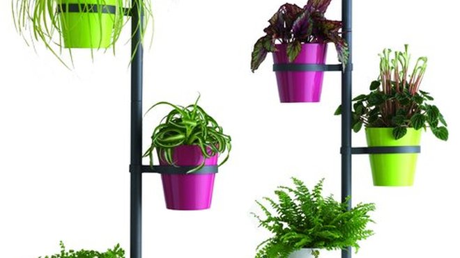 Pour apporter une touche végétale aux abords de la piscine, un pied en métal de 44 x H 177 cm doté de 4 supports ajustables en hauteur pour des pots de 16 cm de diamètre. 59,90 €. La barre : 39 €. Blooma. Castorama.