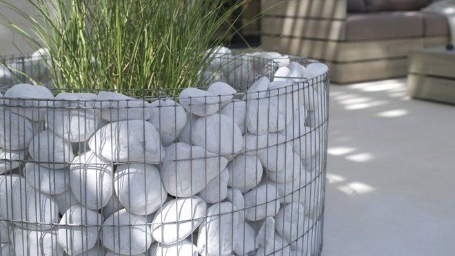 Pour une plage de piscine façon bord de mer, une structure métallique traitée anticorrosion par galvanisation H 40 x diamètre 92 cm. 75 €. A remplir de galets décoratifs en marbre de carrare. 18,20 € le sac de 25 kg. Castorama.