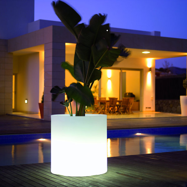 Une jardinière lumineuse en polyéthylène blanc équipé d’une ampoule à économie d’énergie de 30 W. Elle est recyclable à 100 % et existe en 5 dimensions de H 40 à H 100 cm. A partir de 239 . Jardinière lumineuse Cilindro. Vondom. Jardinchic.com