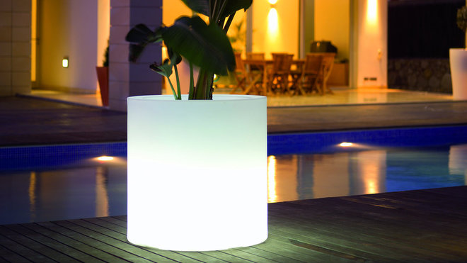 Une jardinière lumineuse en polyéthylène blanc équipé d’une ampoule à économie d’énergie de 30 W. Elle est recyclable à 100 % et existe en 5 dimensions de H 40 à H 100 cm. A partir de 239 . Jardinière lumineuse Cilindro. Vondom. Jardinchic.com