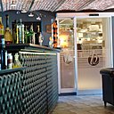 Qui pourrait croître que ce lieu puisse être une ancienne ferme du XIXème siècle ? Résolument moderne, l’architecture d’intérieure a fait le choix de la couleur noire, pour mettre en valeur un plafond en brique d’époque.