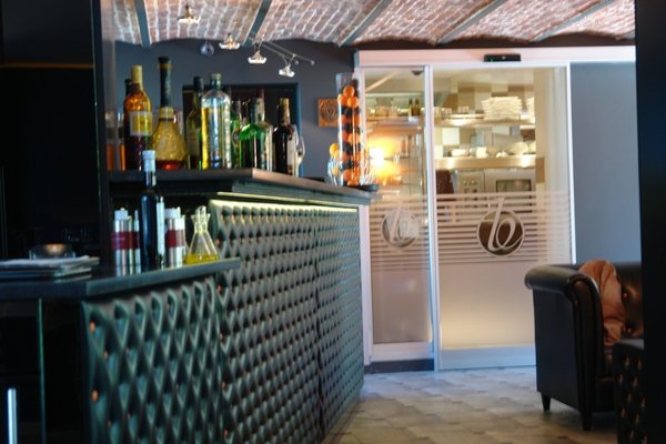 Qui pourrait croître que ce lieu puisse être une ancienne ferme du XIXème siècle ? Résolument moderne, l’architecture d’intérieure a fait le choix de la couleur noire, pour mettre en valeur un plafond en brique d’époque.