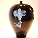Ce vase Fornasetti présente le visage de l’envoûtant Lina Cavalieri, sous la forme d’une clé. Comme pendant, vous pouvez vous procurer le même vase avec pour dessin un trou de serrure. Ce vase Fornasetti présente le visage de l’envoûtant Lina Cavalieri, sous la forme d’une clé. Comme pendant, vous pouvez vous procurer le même vase avec pour dessin un trou de serrure.